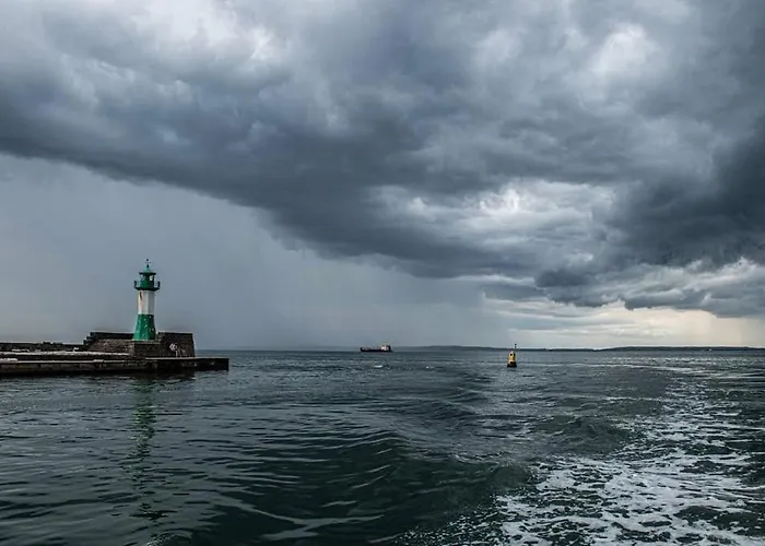 Sonnige Hafen In Sassnitz
